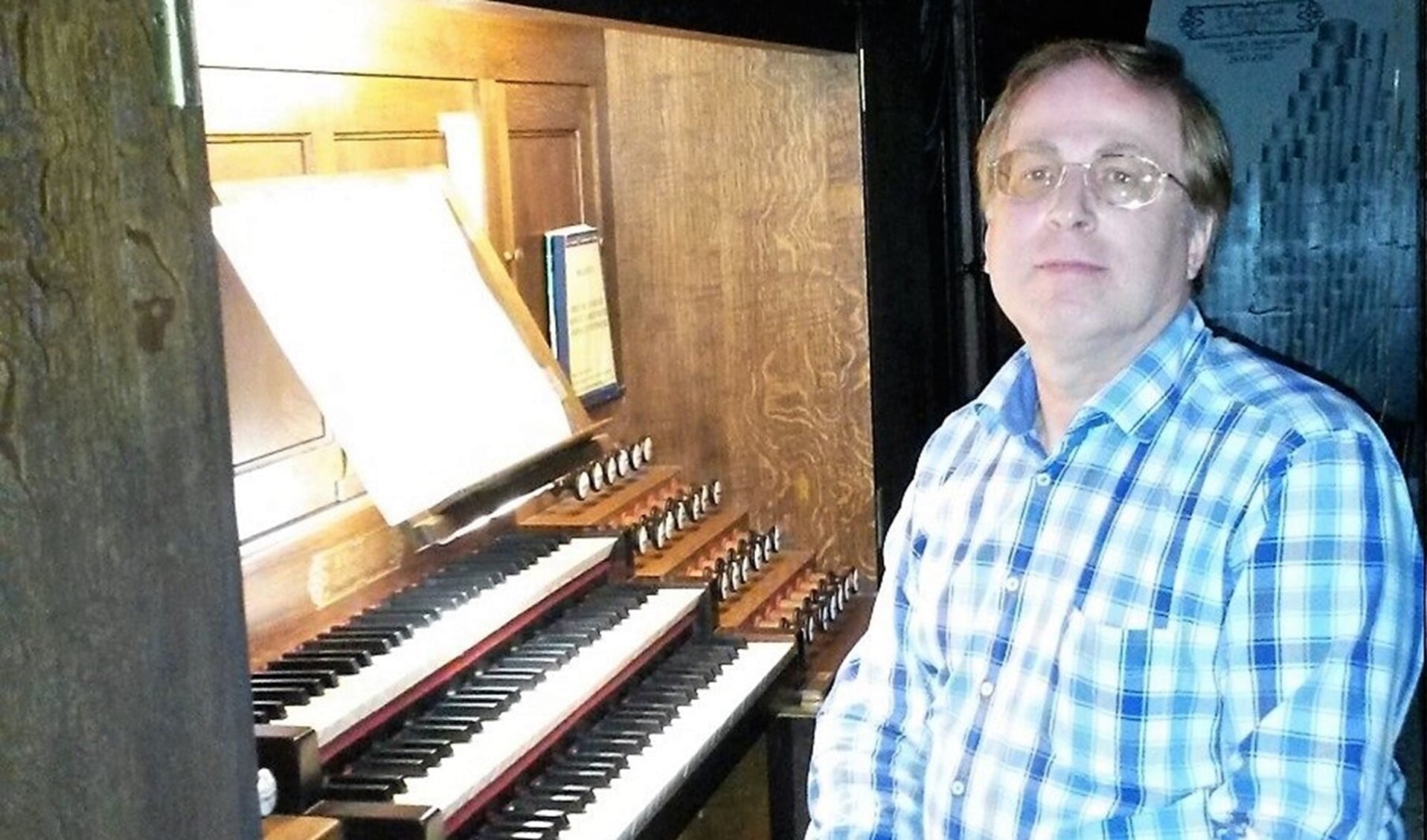 De Voorburgse organist Christian Faddegon krijgt de tinnen médaille (Médaille d’Etain) toegekend.