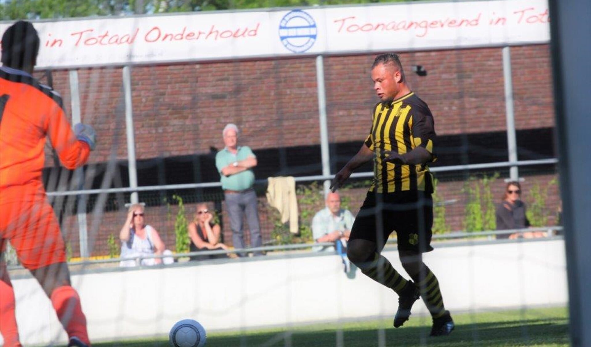 De uitstekende invaller Tomas Ruijgrok stoomt op naar de goal, wat even later 1-1 werd.