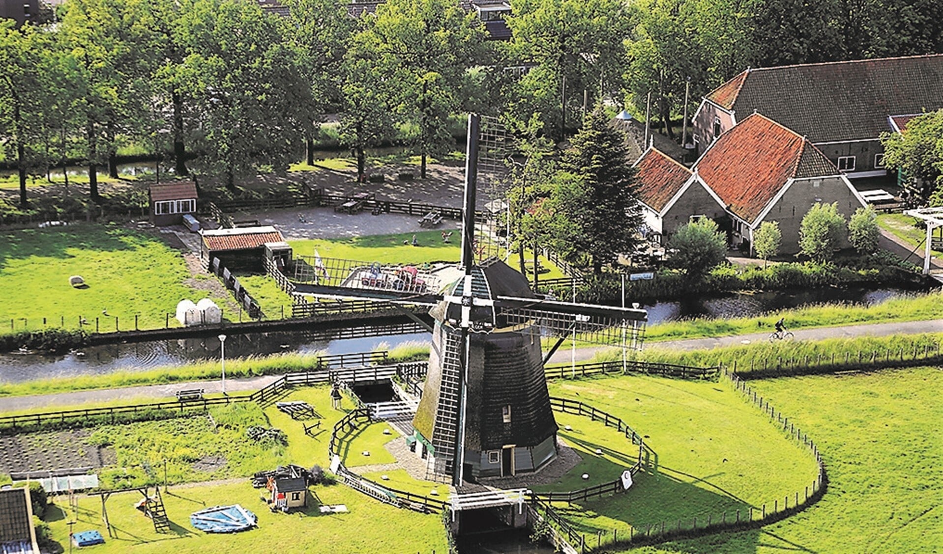 Molen De Vlieger in het polderlandschap bij Voorburg (foto: Adrey Caljé).