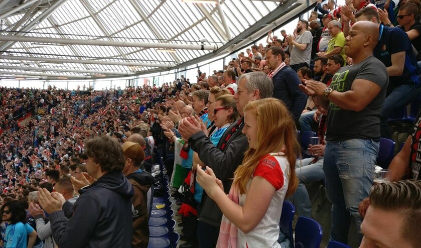 Ook veel dorpsgenoten waren in de Kuip. (Foto: BartP)