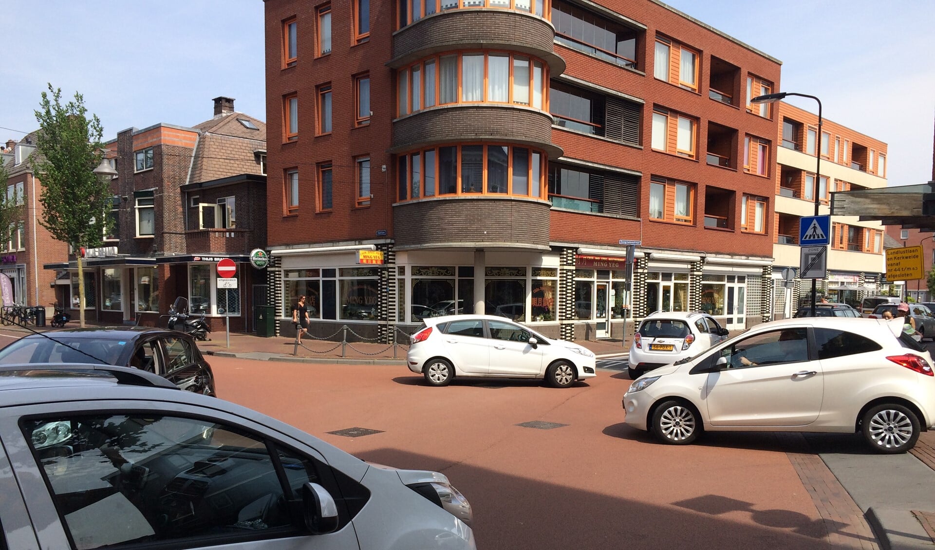 Verkeer kriskraskras door elkaar op de kruising Damlaan, Damstraat, Damplein en Zaagmolenstraat (foto: Ronald Lamping).