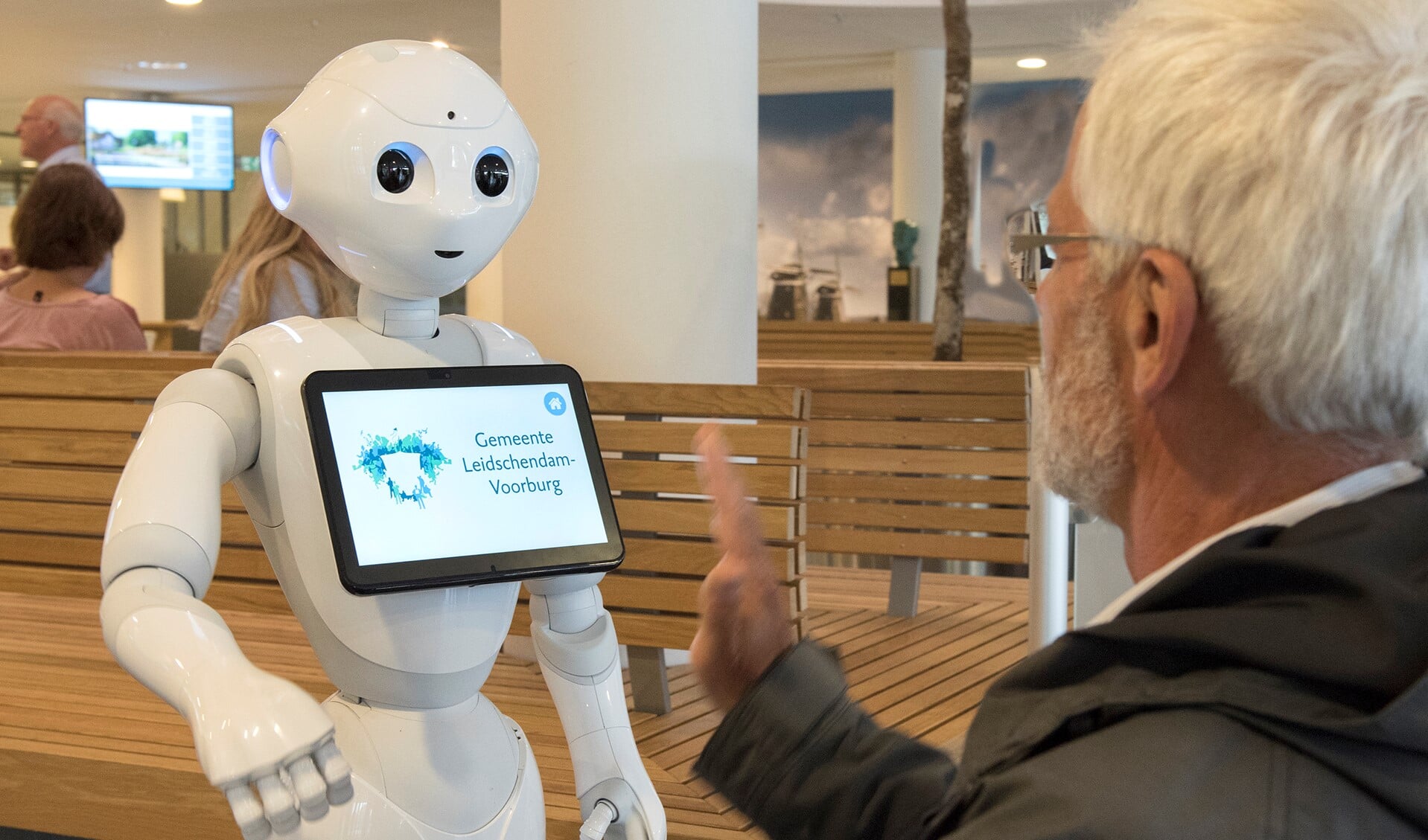 De bezoekers van het Servicecentrum van de gemeente in Leidschendam worden verwelkomd door de robot en bij vertrek gevraagd hoe zij de dienstverlening vonden (foto: Michel Groen).