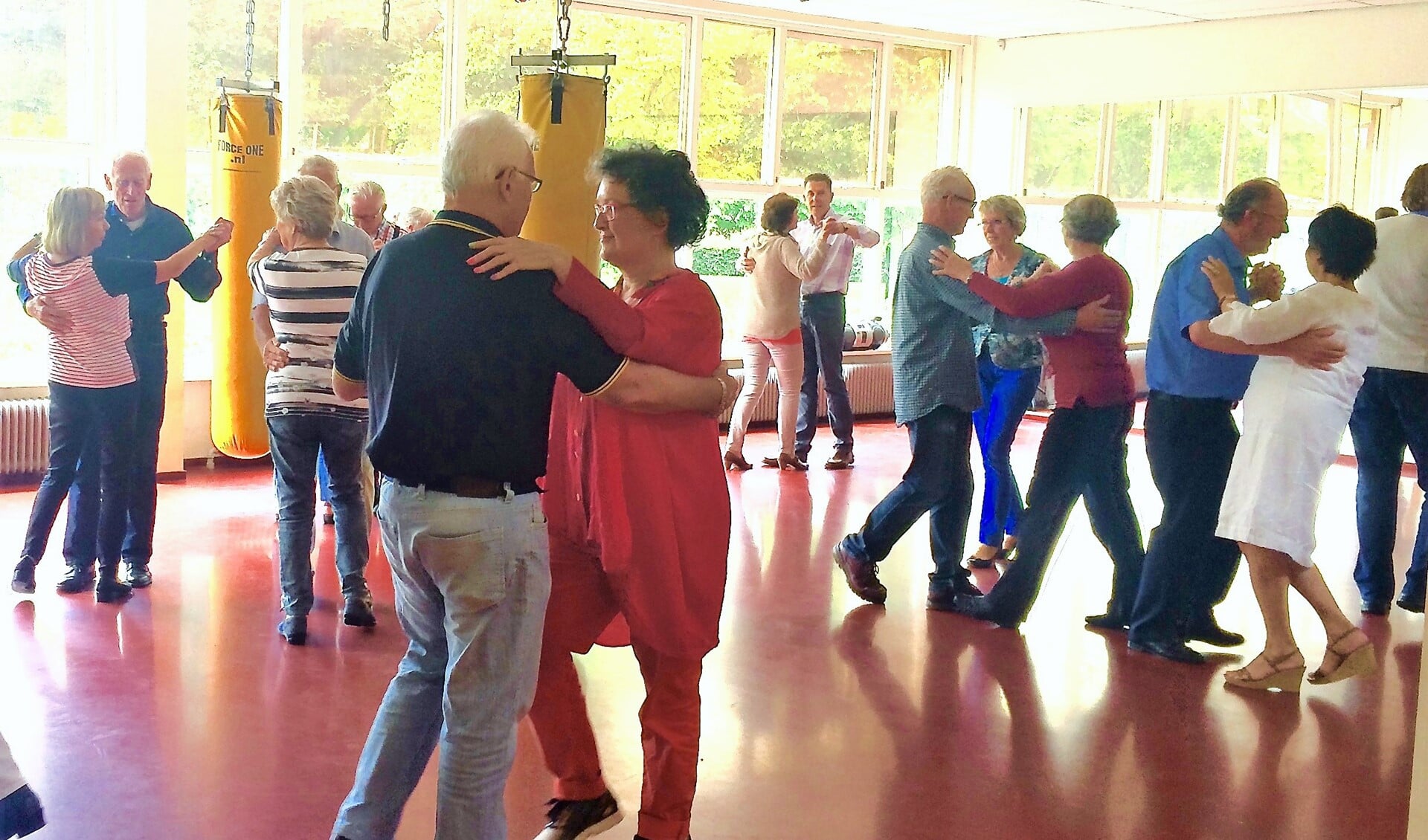 De ballroomdansclub in De Heuvel is een groot succes (foto: SenW).