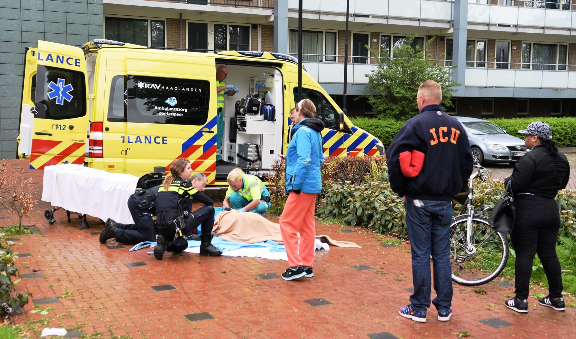 Door omstanders en gealarmeerde politiemensen en ambulancemedewerkers werd de man gestabiliseerd (foto: Lucien de Vries).