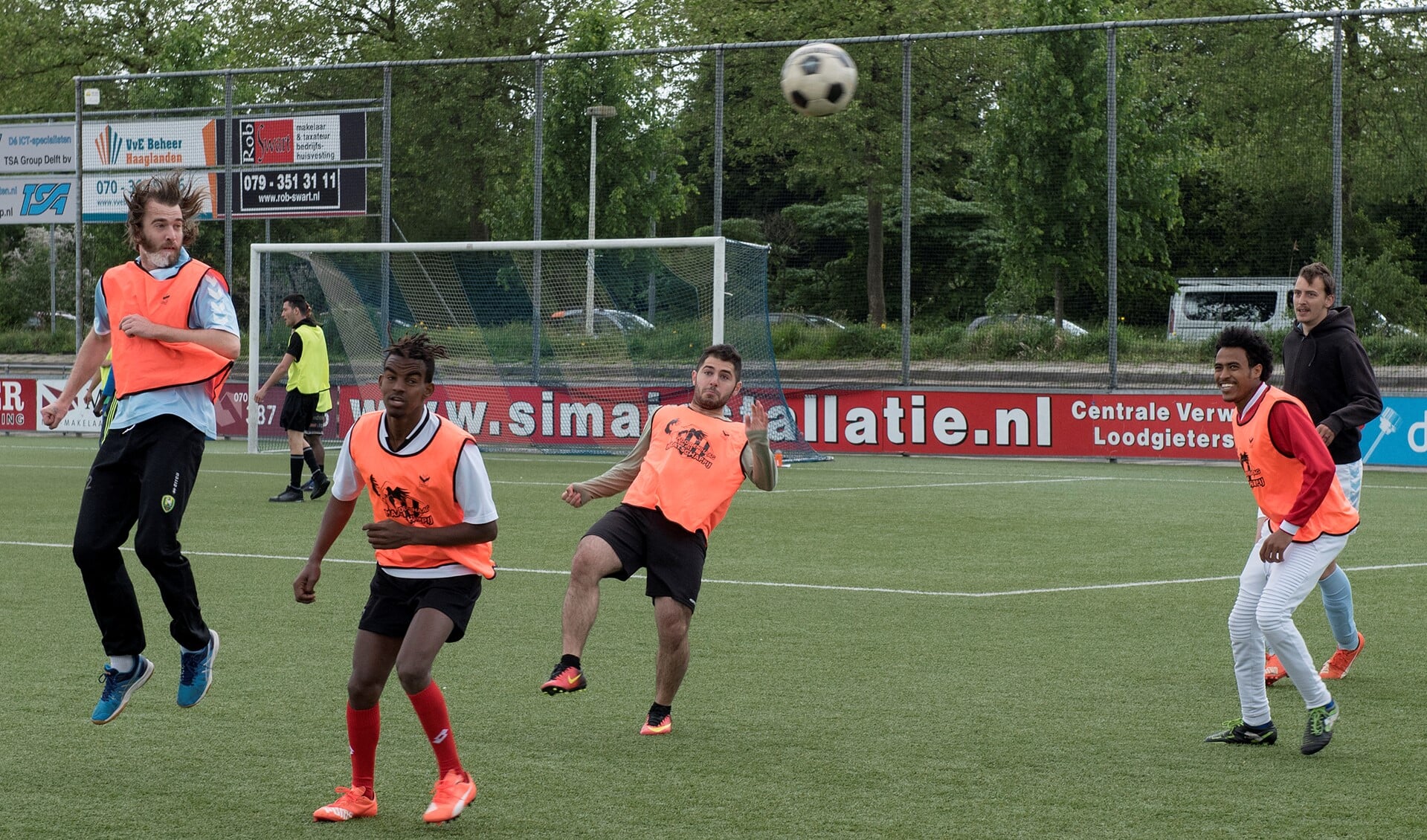 Respect voor elkaar en plezier in het spel voerden de boventoon tijdens Voetbal Verbindt (foto: Michel Groen).
