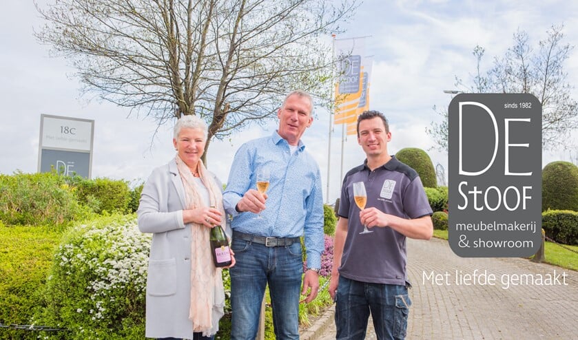 Mieke, Frans en Wouter Tielemans toosten op het nieuwe logo en de nieuwe uitstraling van De Stoof.