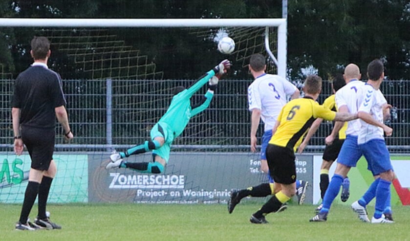 Mike Hollenberg schoot vanaf een meter of 25 de winnende binnen. (Foto: Sander de Hollander)