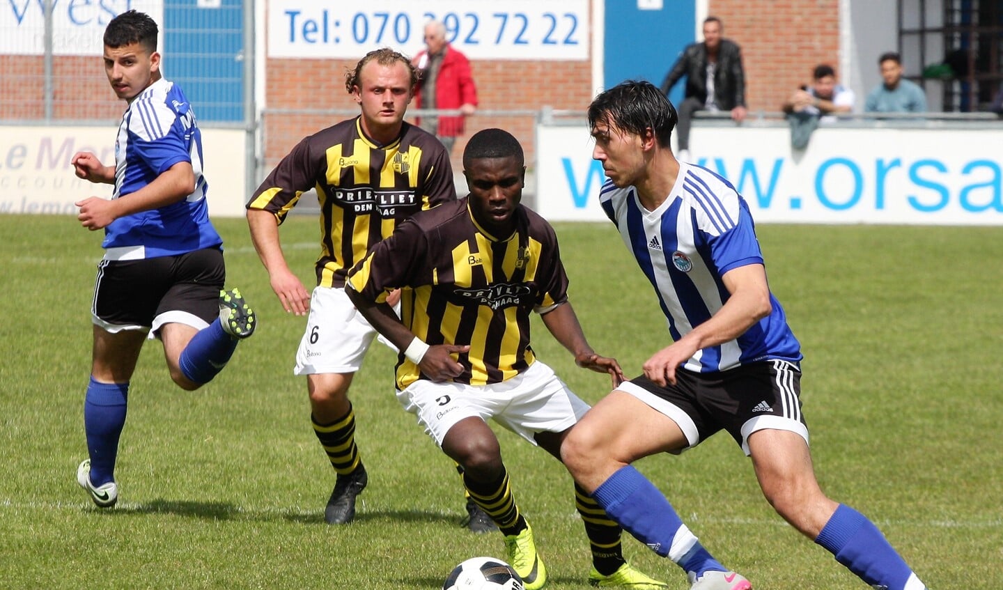  Rico de Haas (BMT) houdt de Wilhelmus-verdedigers Ruben Gymphi en Brady Koot bezig (foto: AW).