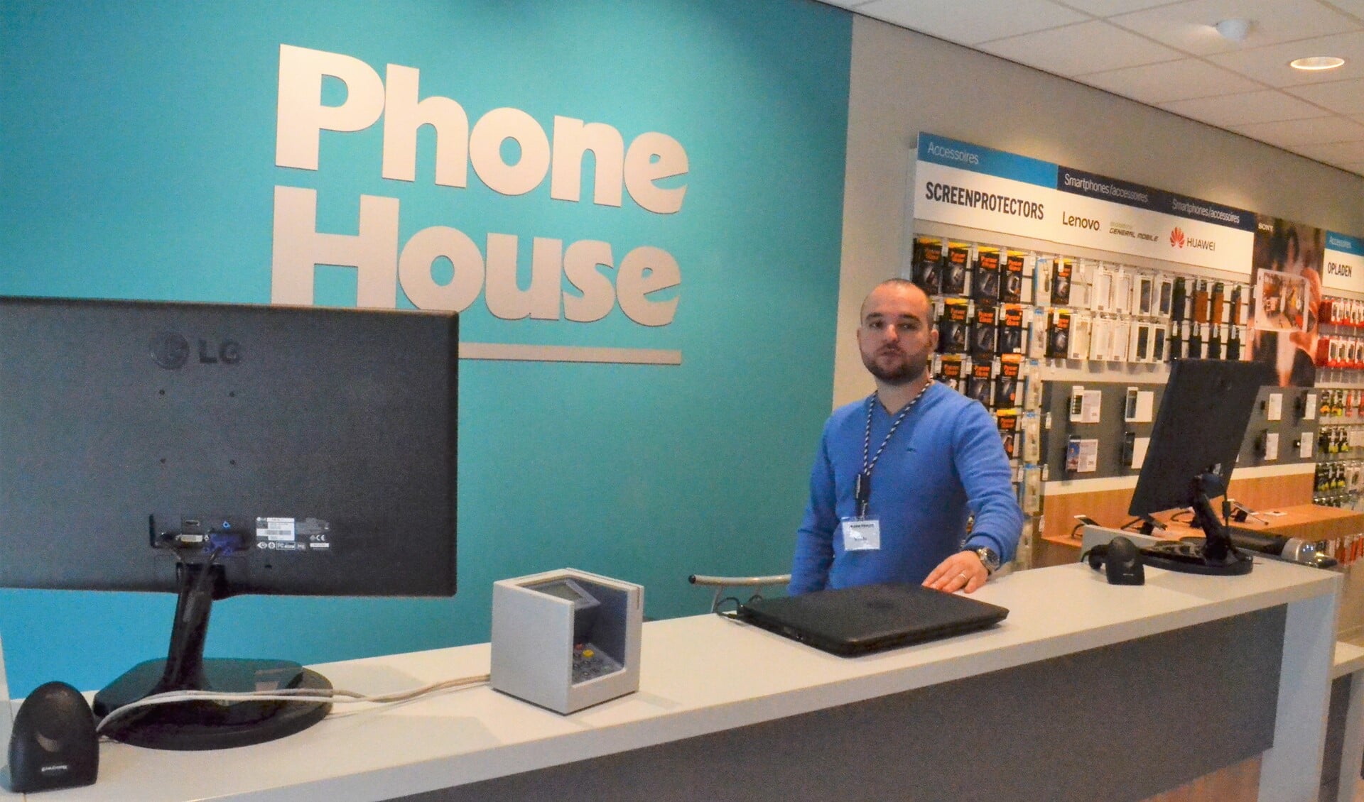 Kardo Omar is sinds 1 mei de nieuwe eigenaar van Phone House Leidsenhage (foto: Inge Koot).
