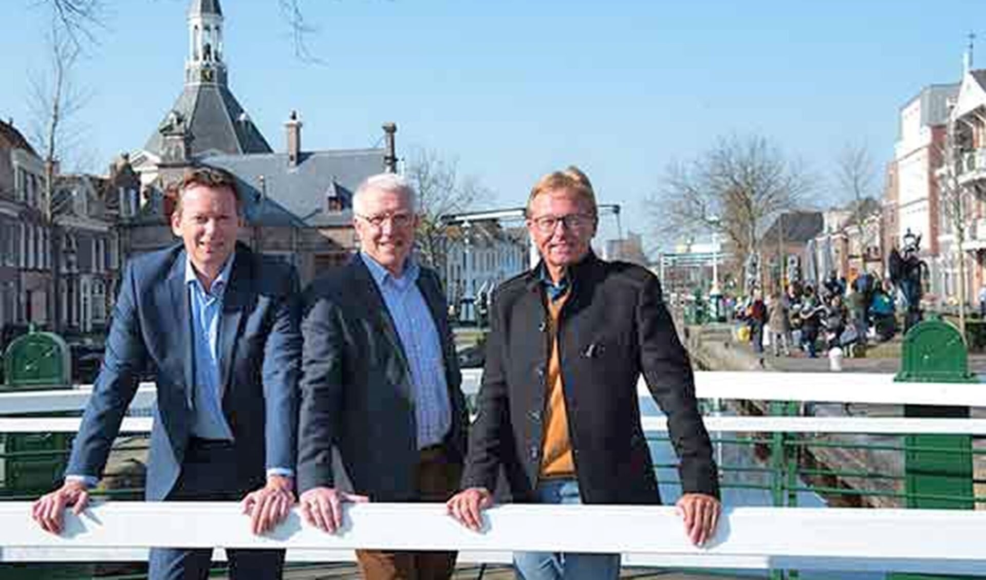 De Groot, Glasbergen en Schoevers van de Stichting Licht op de Sluis (foto: Michel Groen).