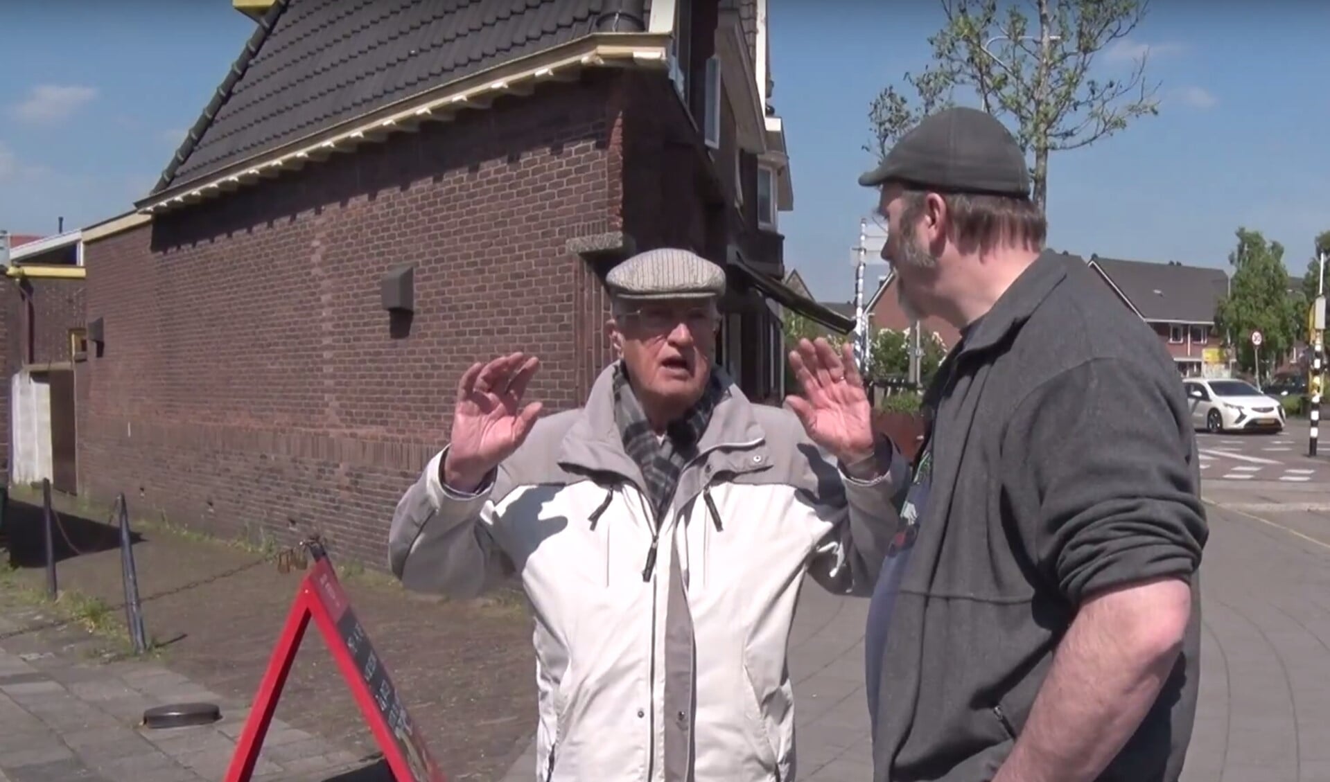 Ton vertelde veel mooie verhalen aan Erik Bevaart. Cineast Wim Meijer filmde de reis door Pijnacker, Oude Leede en Delfgauw.