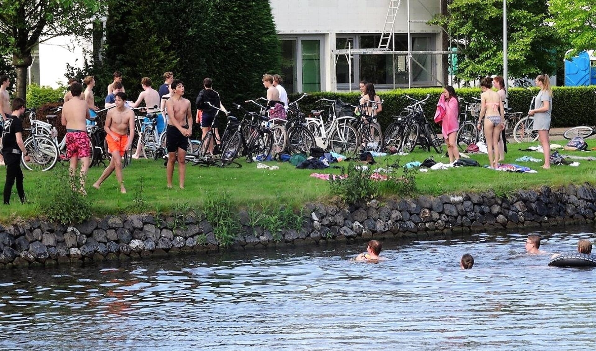 Zwemmen in de Vliet is niet overal toegestaan (archieffoto: Ap de Heus).