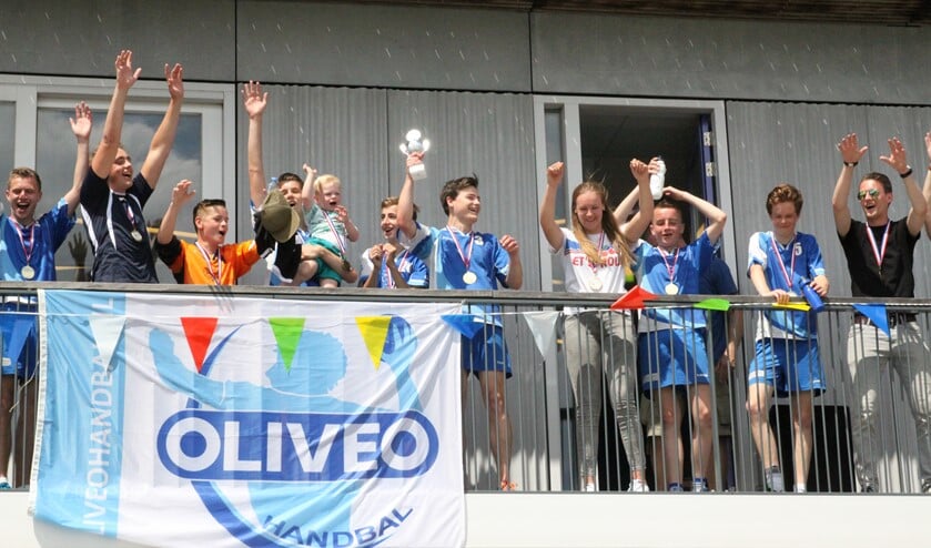 Heren B1 ontvangt de Ruud Adema Bokaal. Foto Mieke van Veen