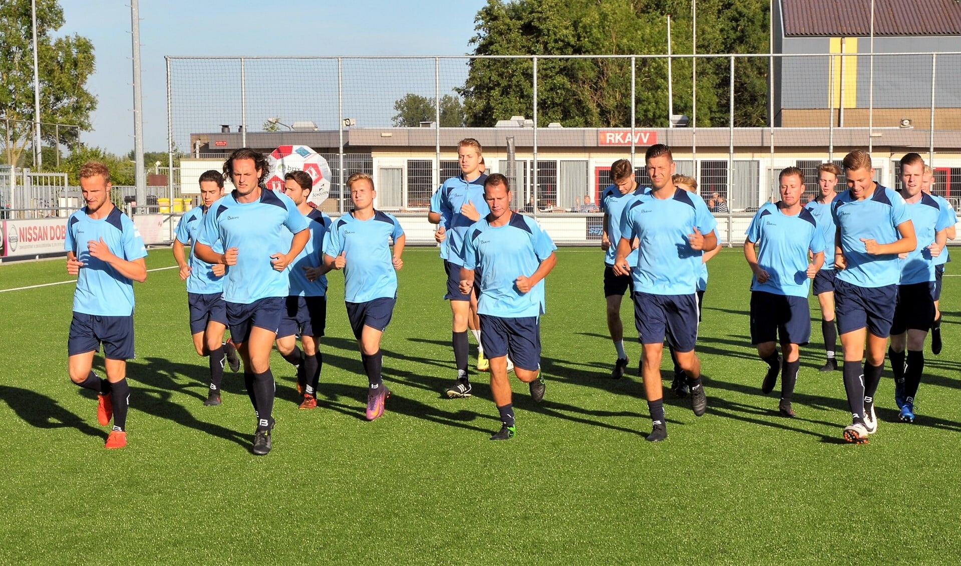 Maandagavond startte RKAVV met de 2e trainingsweek. Zaterdag oefent het nog thuis tegen FC Rijnvogels (14:30 uur) (foto: Jelle Abma).