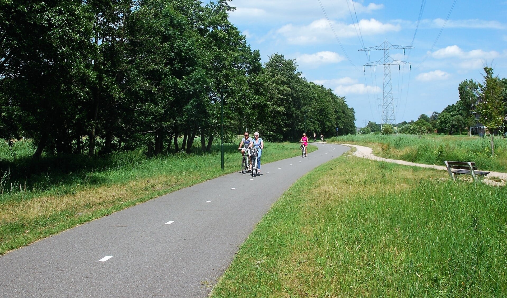 Onder meer wordt de verkeersveiligheid verbeterd op de fietsroute Den Haag-Leiden (Velostrada) tussen Duivenvoorde en het Oude Veenpad. 