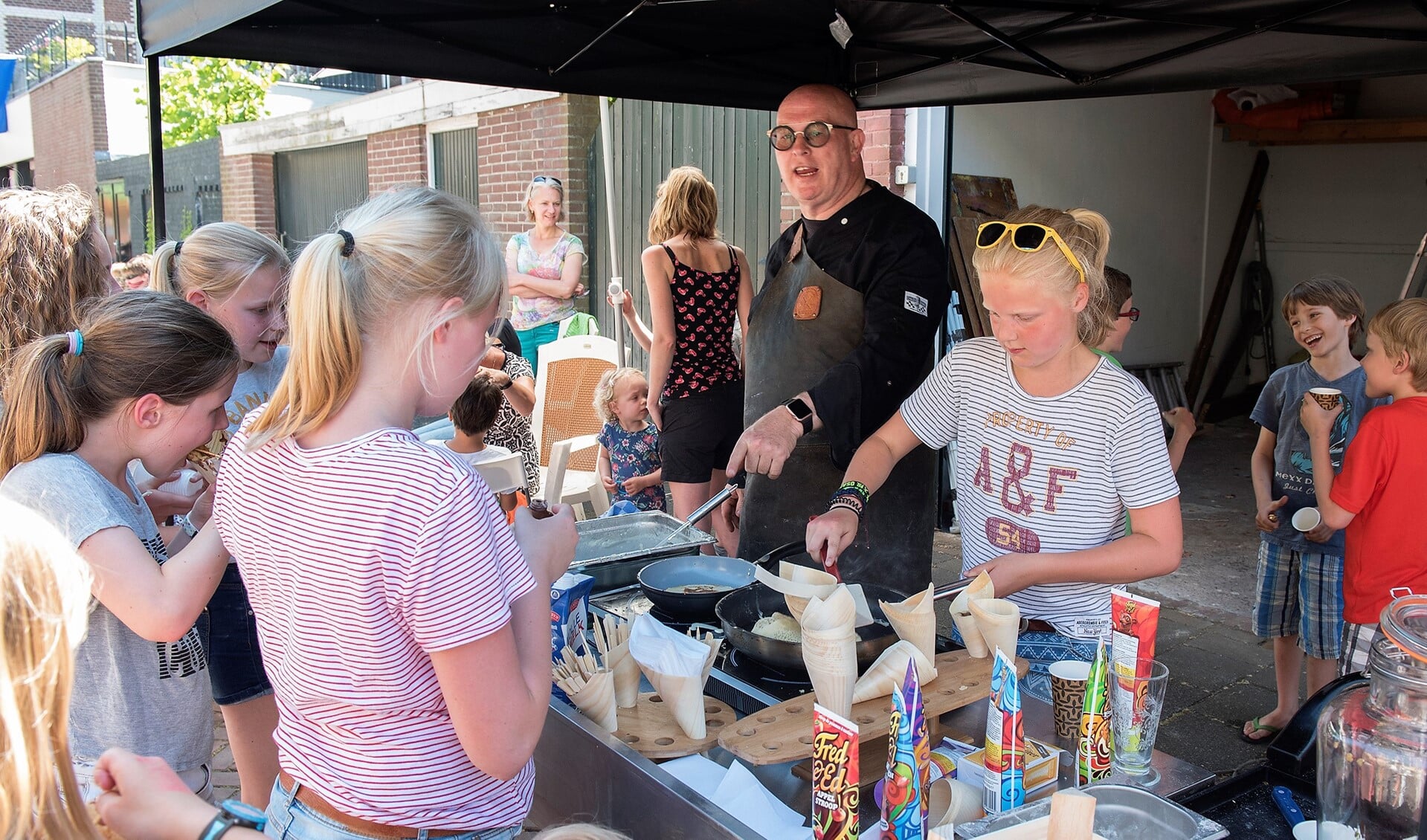 De bekende Haagse tv-kok Pierre Wind kwam persoonlijk langs om te helpen pannenkoeken te bakken (foto: Michel Groen).