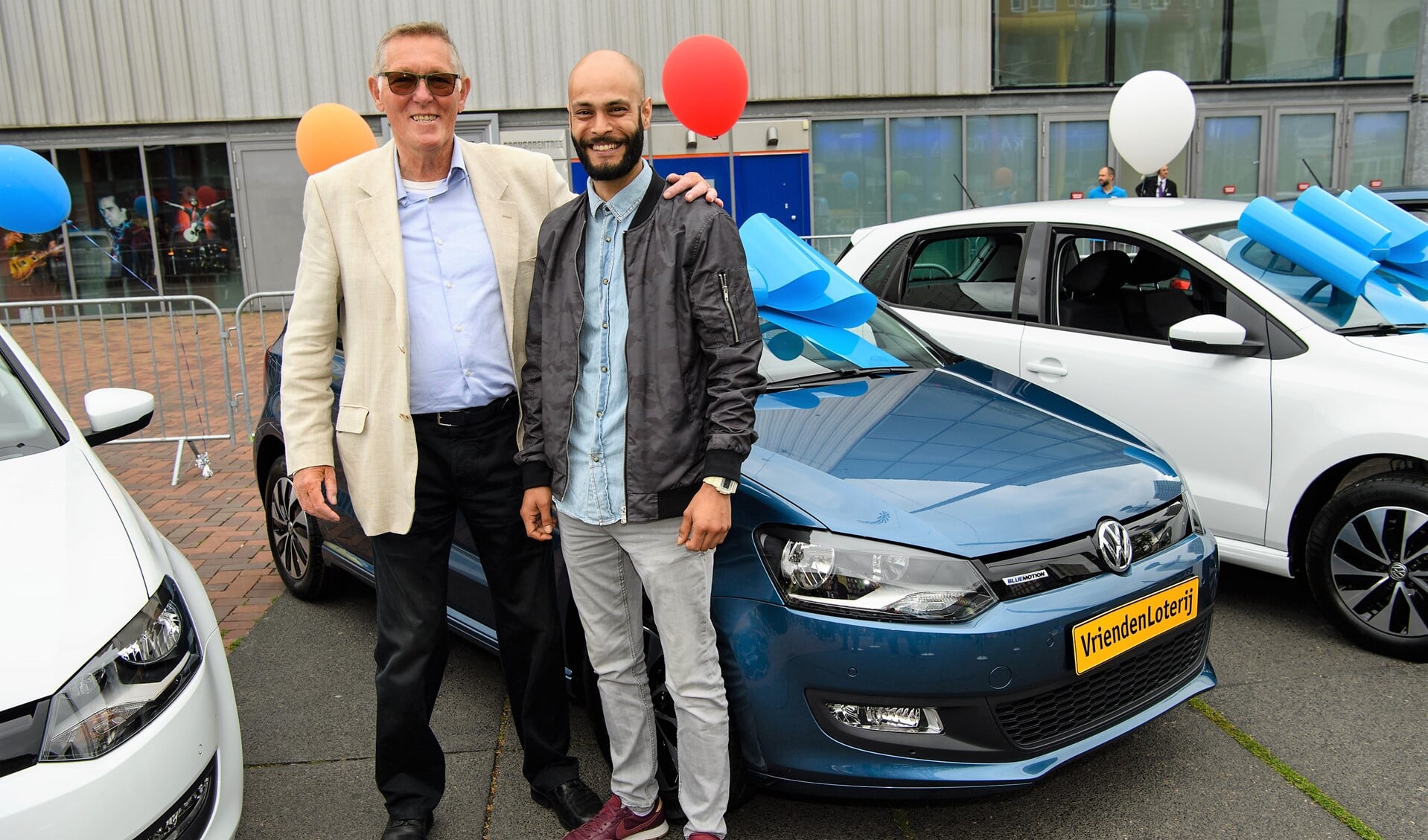 Roland uit Voorburg, hier met zijn zoon, wint gloednieuwe Volkswagen Polo tijdens de Altijd Prijs Show van de VriendenLoterij (foto: Roy Beusker).