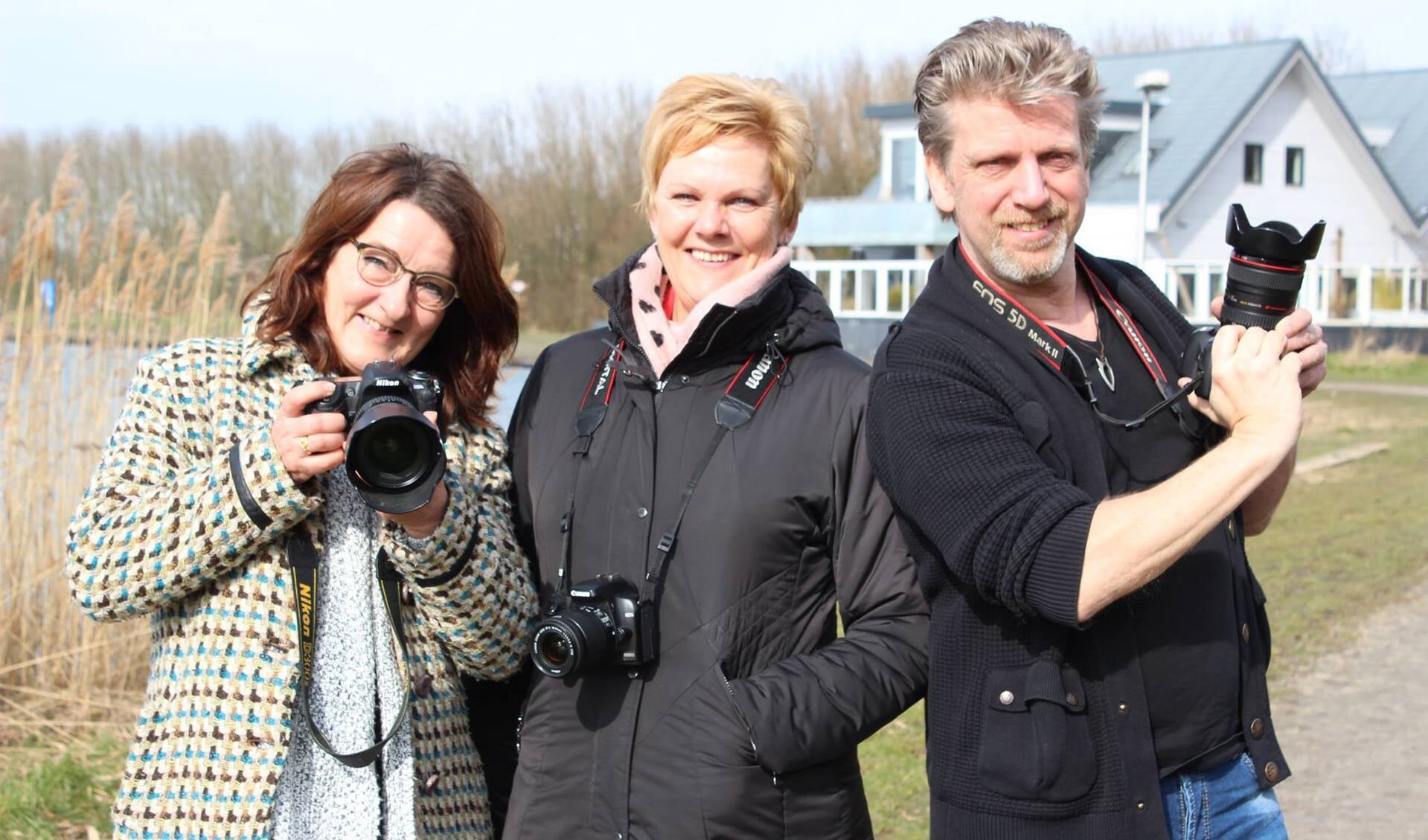 Pia Legerstee (midden) geflankeerd door twee andere fotografen: Liesbeth Bergen en Gerard Nijboer. Foto: Martijn Mastenbroek