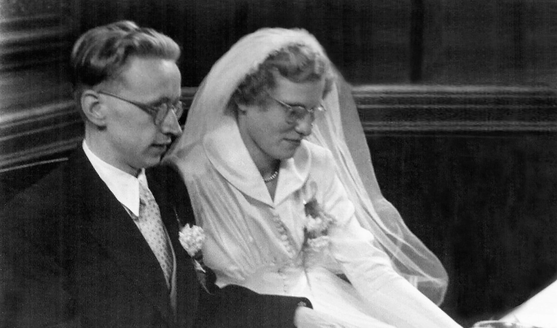 Jeanne Plat en Martin Hoenderkamp toen zij zich 65 jaar geleden in de echt lieten verbinden (familiefoto).