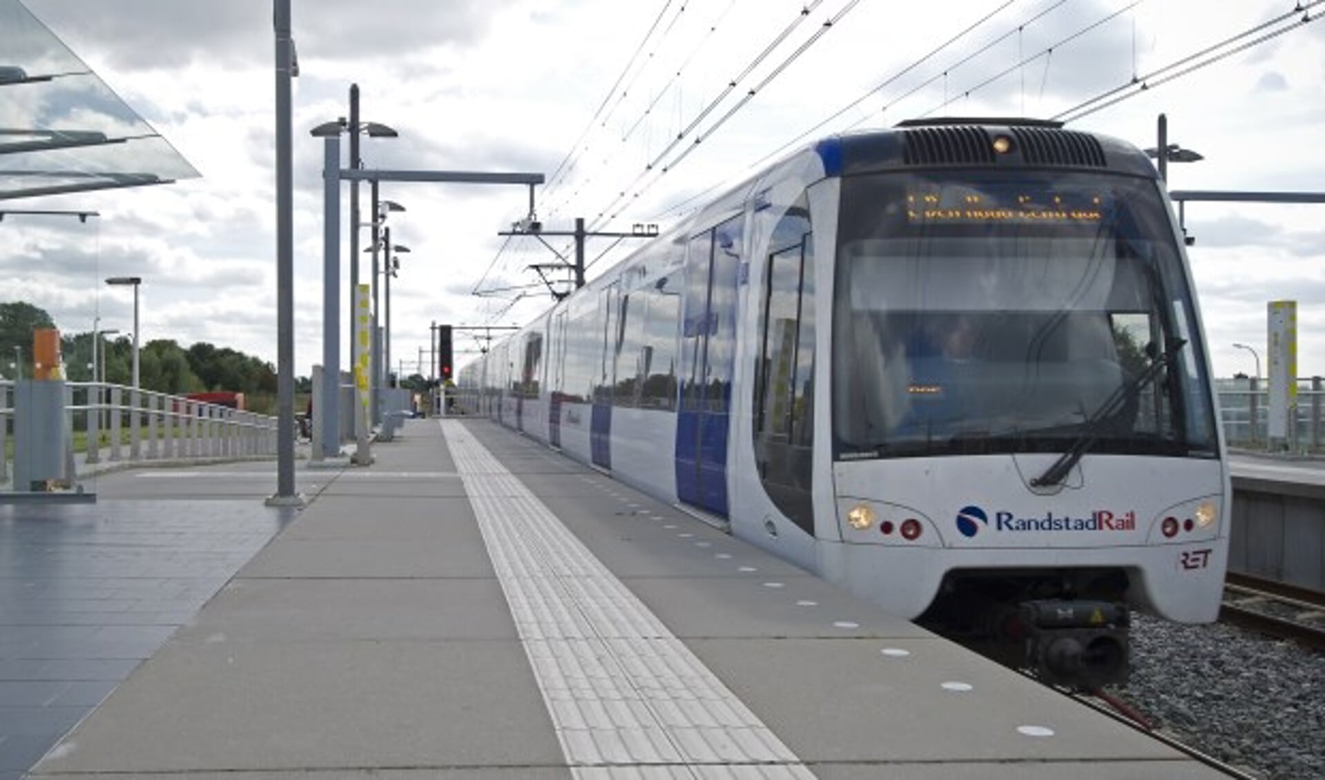 Sinds de zomerdienstregeling is ingegaan is de RandstadRail in de spits overvol.