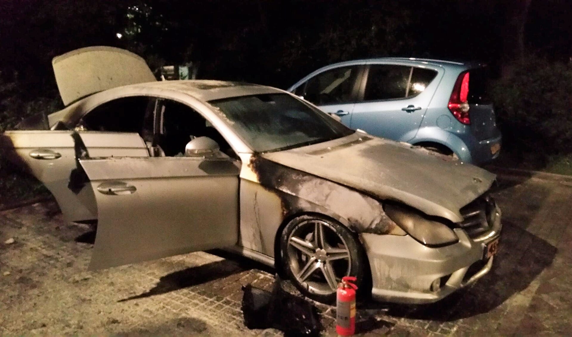 De auto raakte zeer zwaar beschadigd bij de brand (foto: politie Eenheid Den Haag, bureau LDVB).