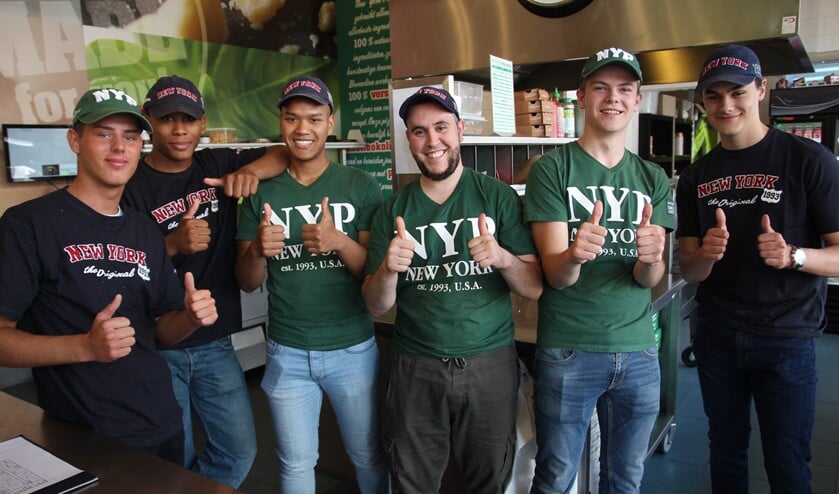 Abou (vierde van links) met een deel van het team van New York Pizza Nootdorp.