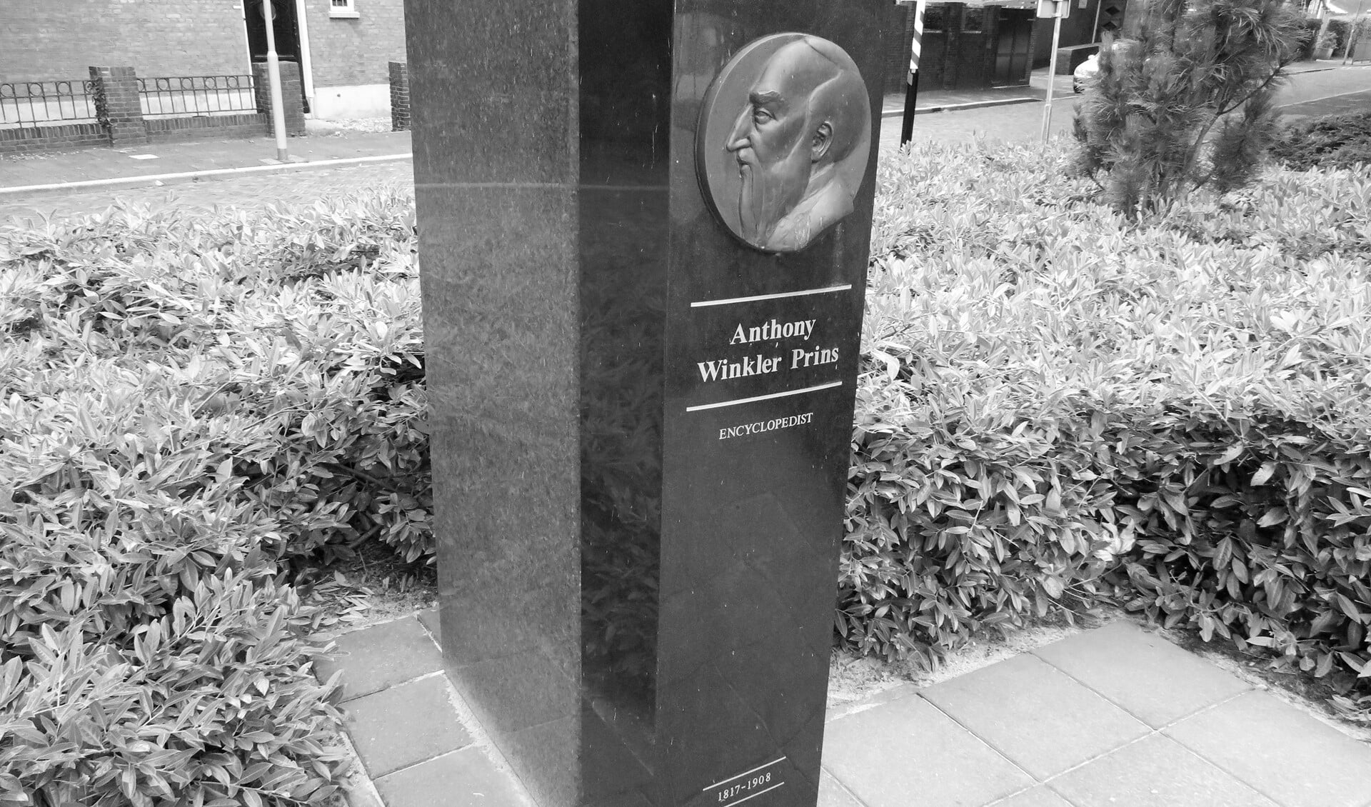 Het standbeeld aan de Laan van Nieuw Oosteinde nabij de plaats waar Winkler Prins heeft gewoond.