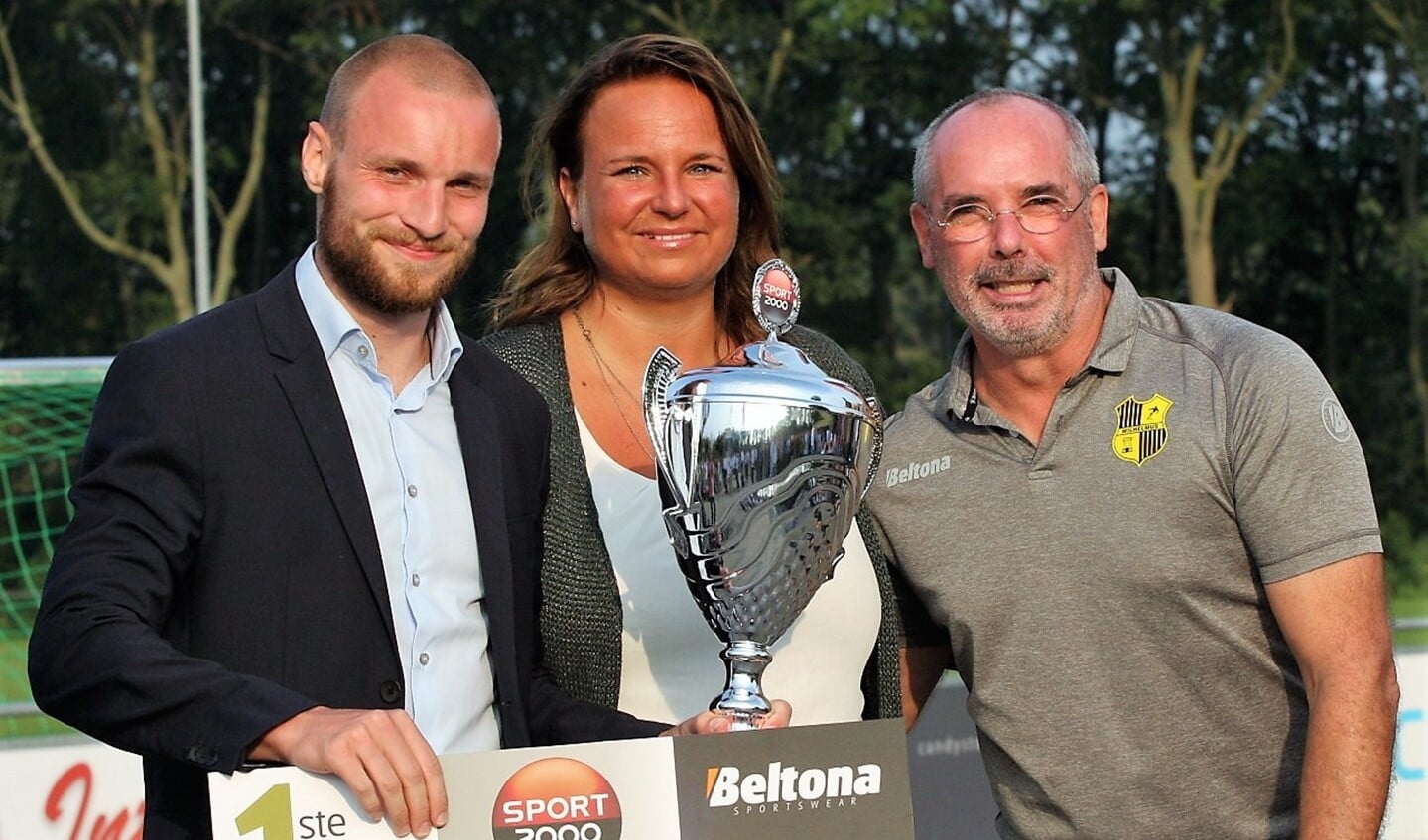Forum Sport 2-aanvoerder Thijs Yperlaan ontvangt 1e prijs.