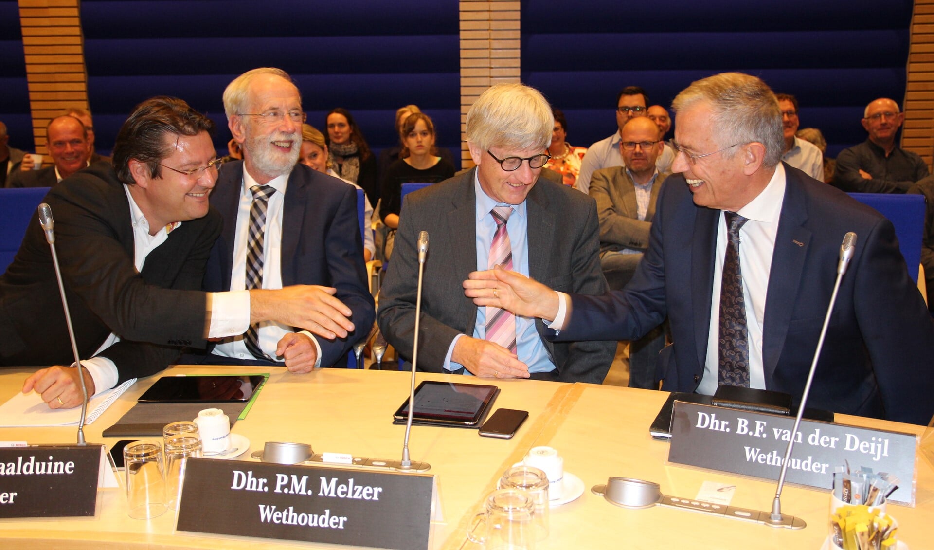 Aan het begin werd er nog gelachen: Bernard Minderhoud links verwelkomt zijn nieuwe collega Bob van der Deijl. Hij had de kortst zittende wethouder ooit kunnen worden, maar de crisis werd afgewend. 