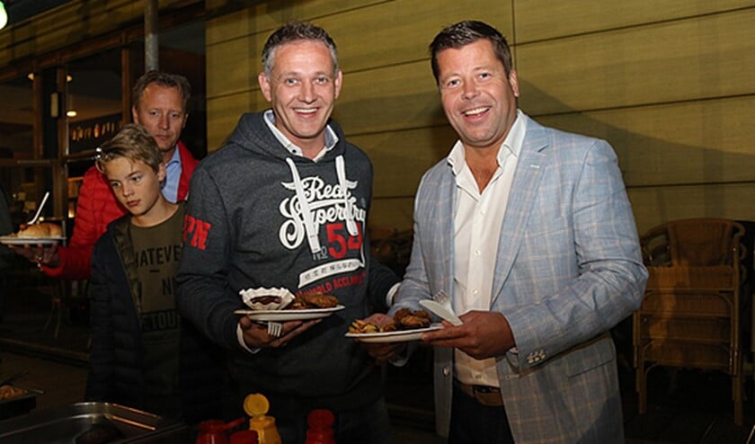 Hoofdtrainer Dick Boereboom en sponsor Jan-Willem Dijksman van het gelijknamige makelaarskantoor in Nootdorp. Foto: Sander de Hollander