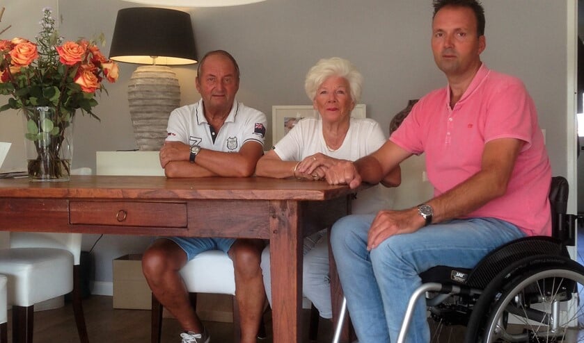 Carl Post bij zijn ouders (de voormalige eigenaren van Het Kaashuisje) in Leidschendam aan tafel.