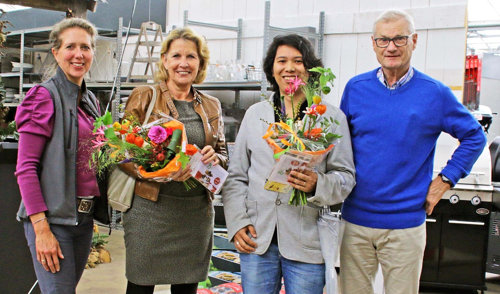 De winnaars van de Tuinmetamorfosewedstijd met Lisette de Groot van Life & Garden (l.) en Jan Blokland (r.) van  Groei & Bloei.