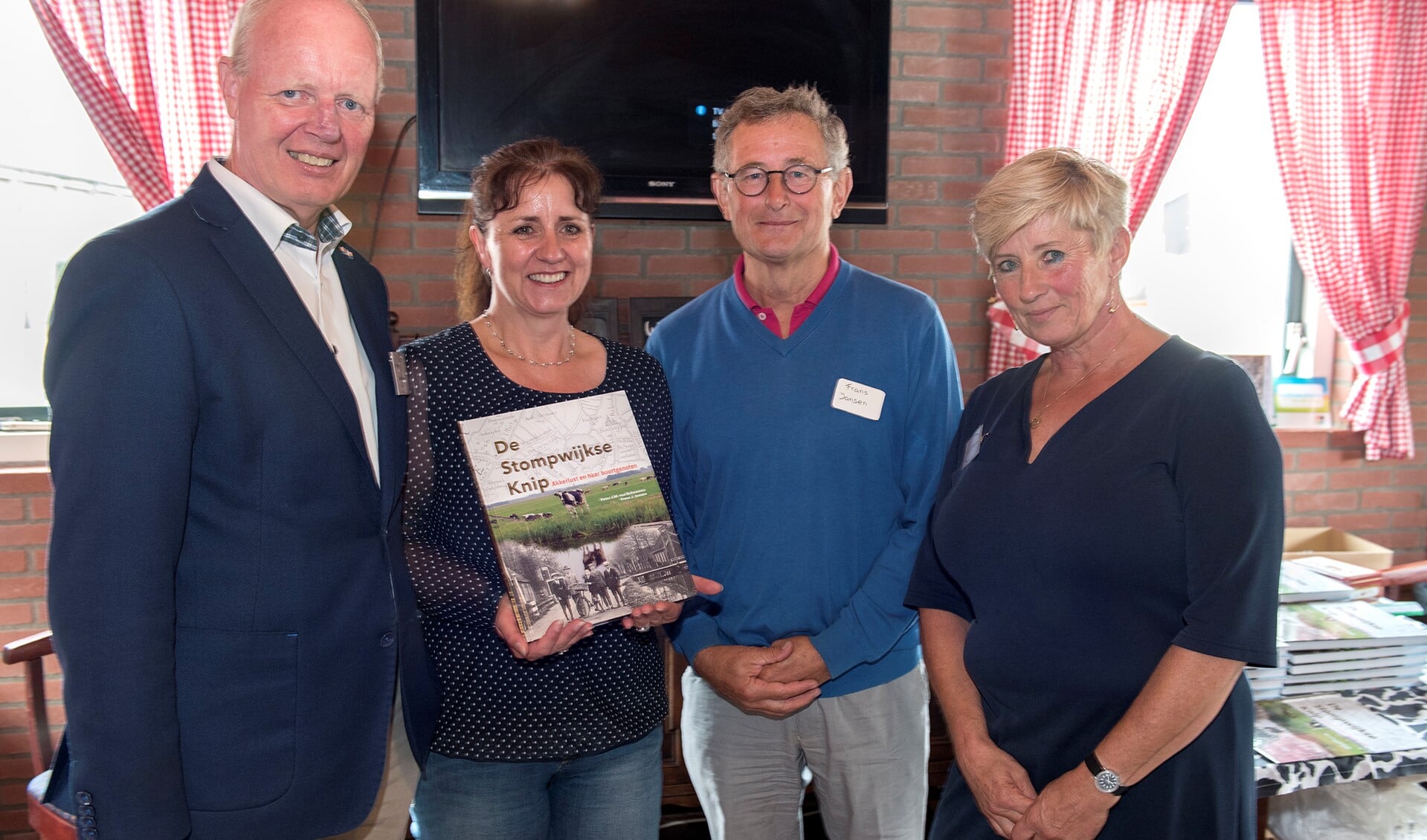Het feest ging van start met de overhandiging van het boek 'De Stompwijkse Knip' aan wethouder Bianca Bremer (foto: Michel Groen).