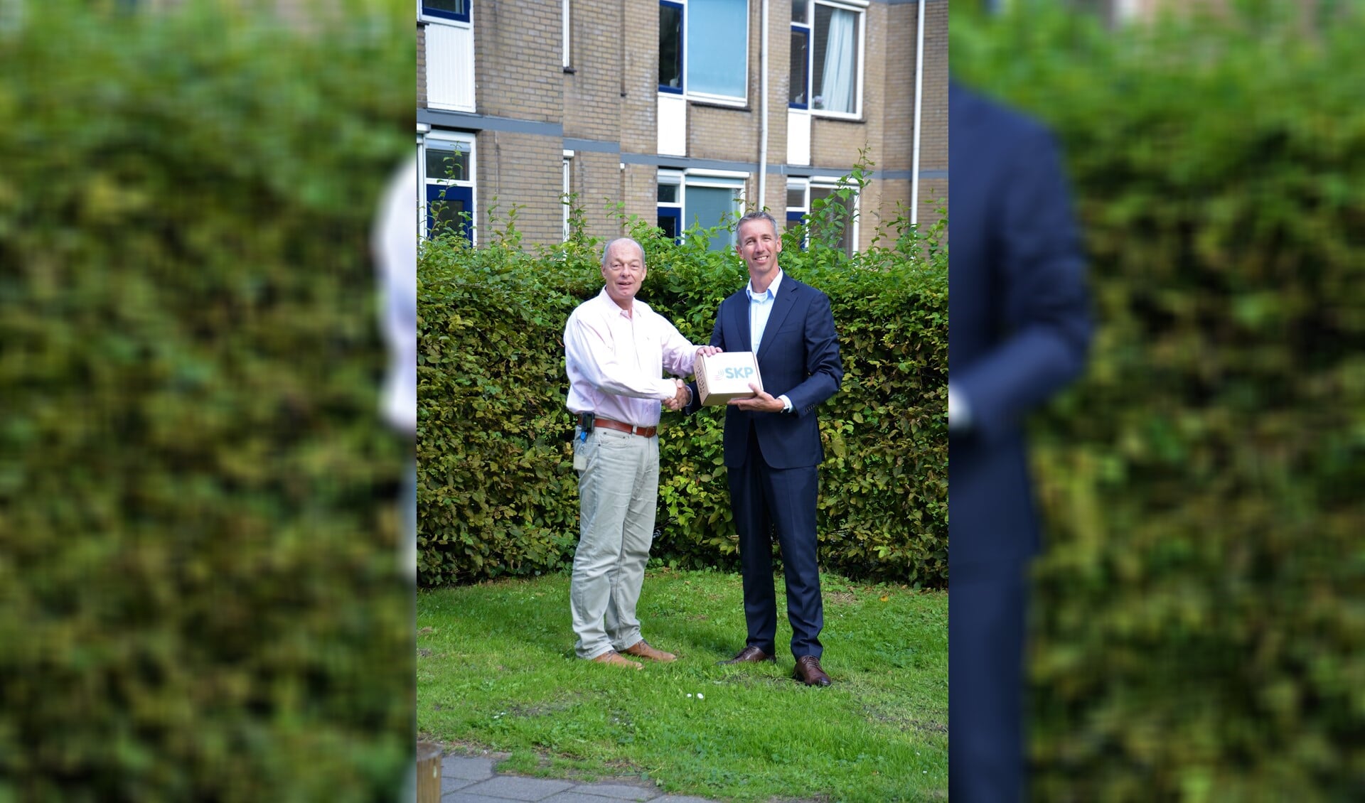 Rob Verkuil van SKP reikt het eerste modem uit voor 't Hofland aan Rinus Gerritsjans van de gemeente Pijnacker-Nootdorp