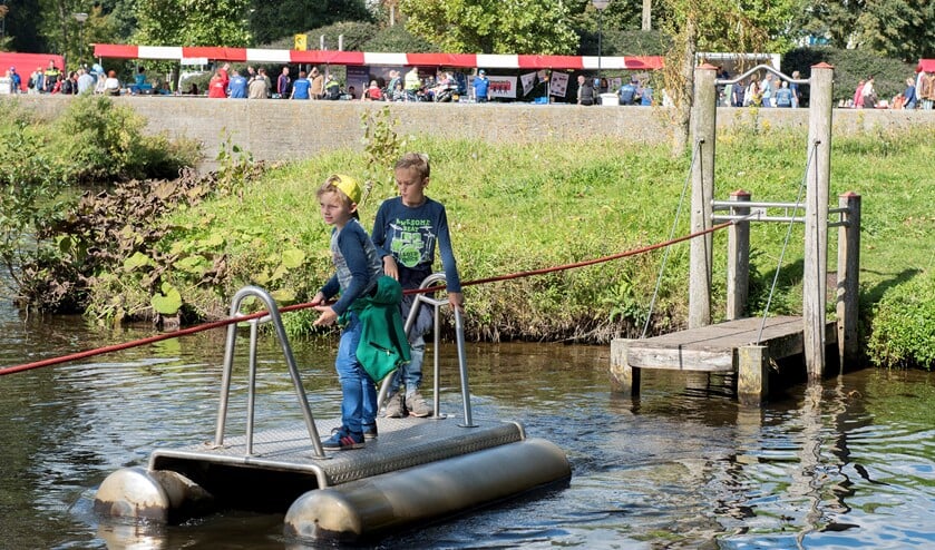 Overvaren op het vlot in de Prinsenhofvijver (foto: Michel Groen).