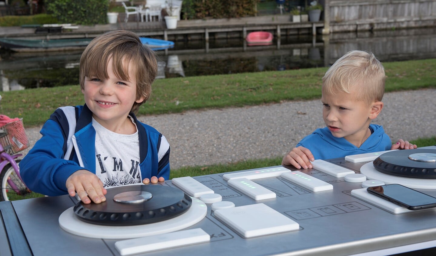 DJ spelen in het park met de daar aanwezige apparatuur  (foto: Michel Groen).