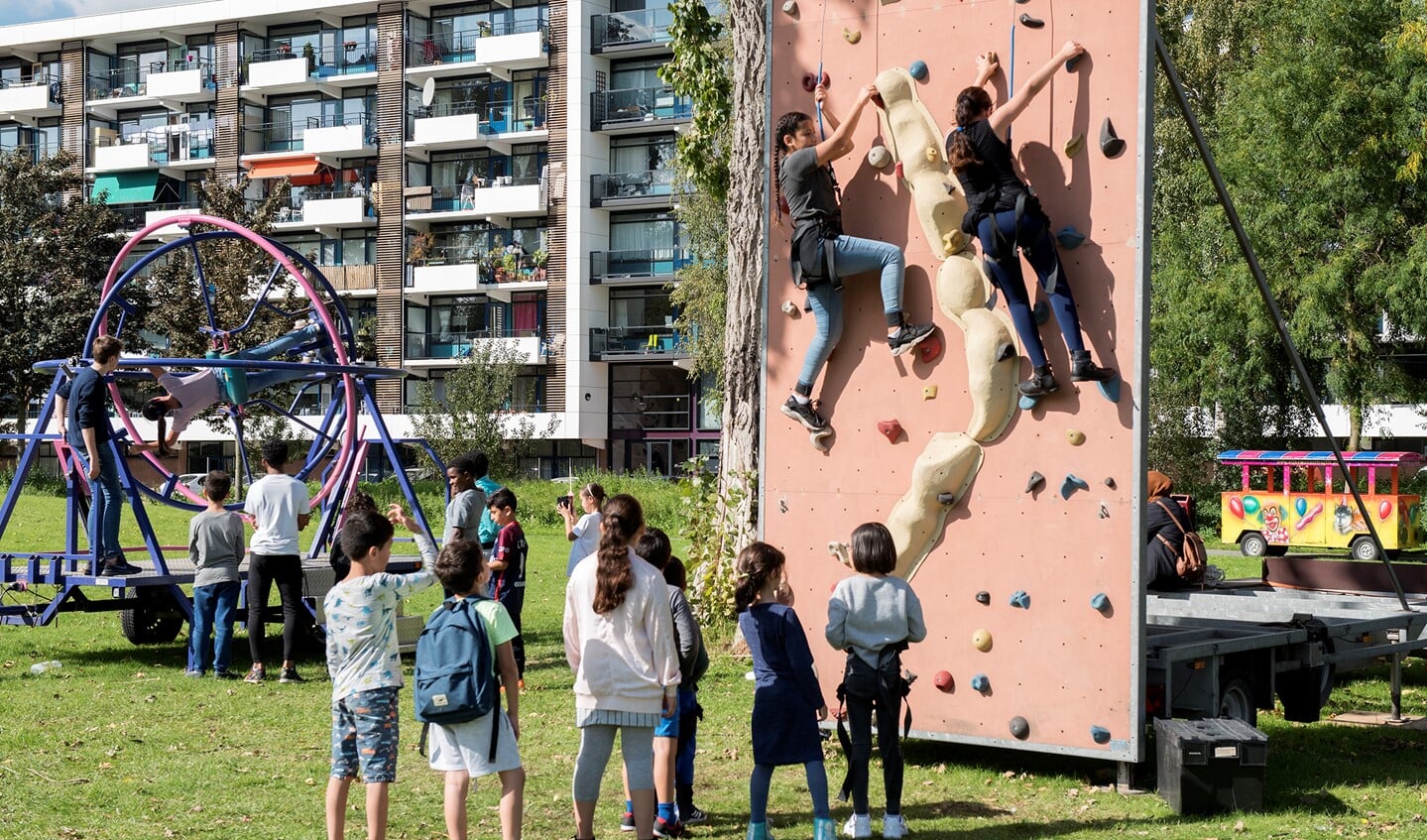 Klimmen op een spannende klimwand in De Prinsenhof (foto: Michel Groen).