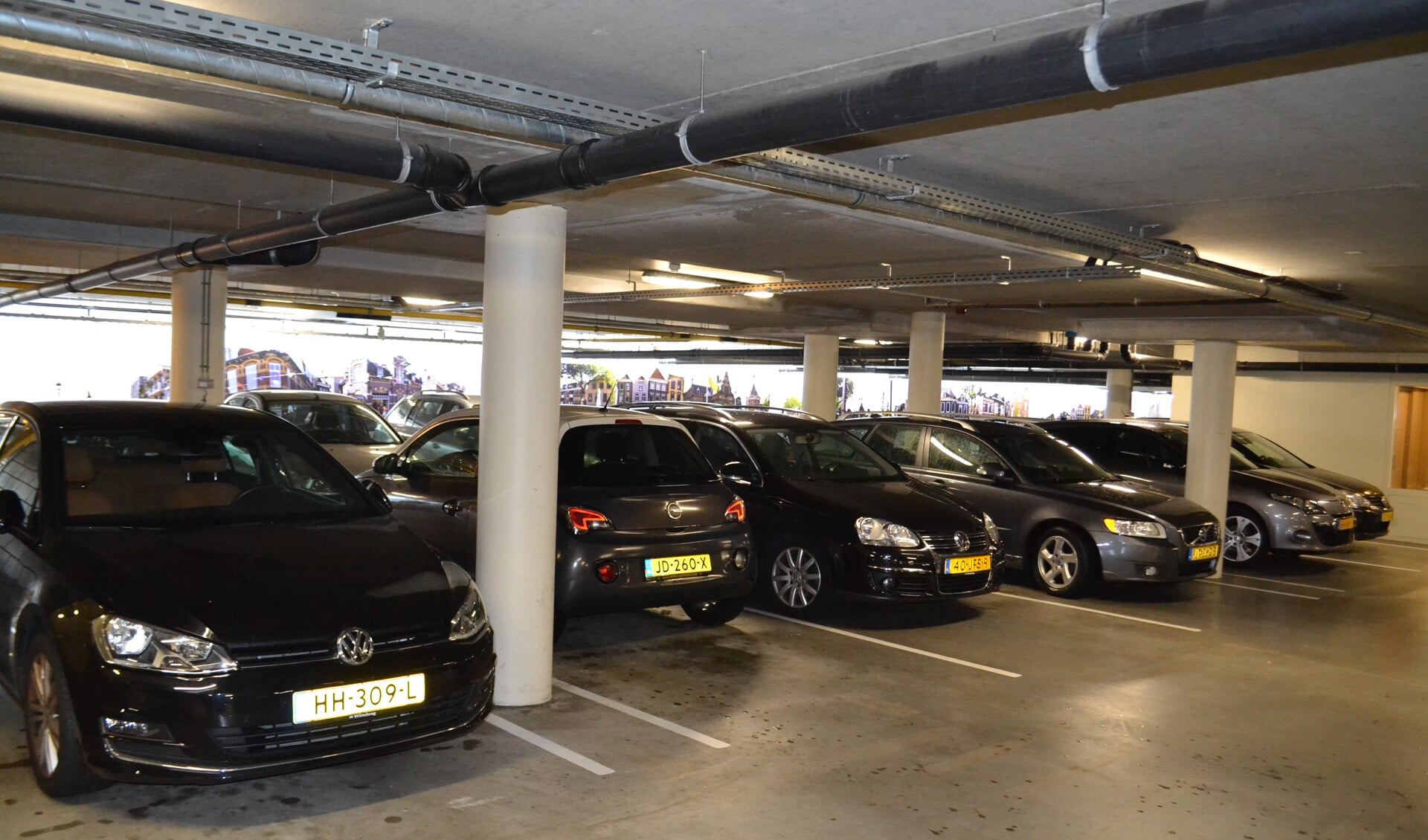 Ook in de parkeergarage is het lang zoeken naar plek (foto: Inge Koot).