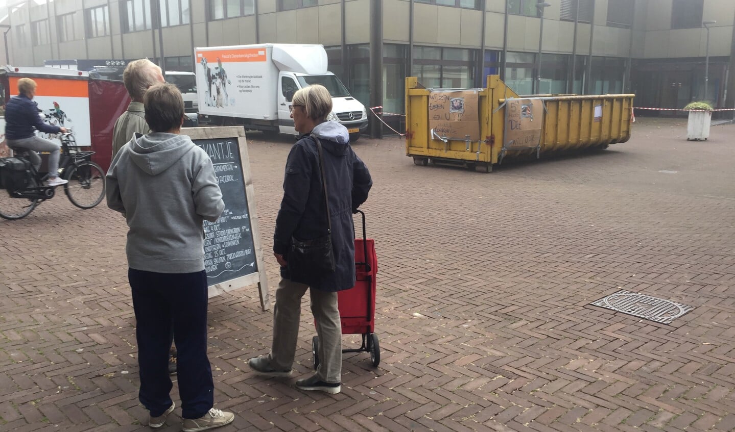 Bezoekers van de markt aanschouwen de container. Foto: Martijn Mastenbroek