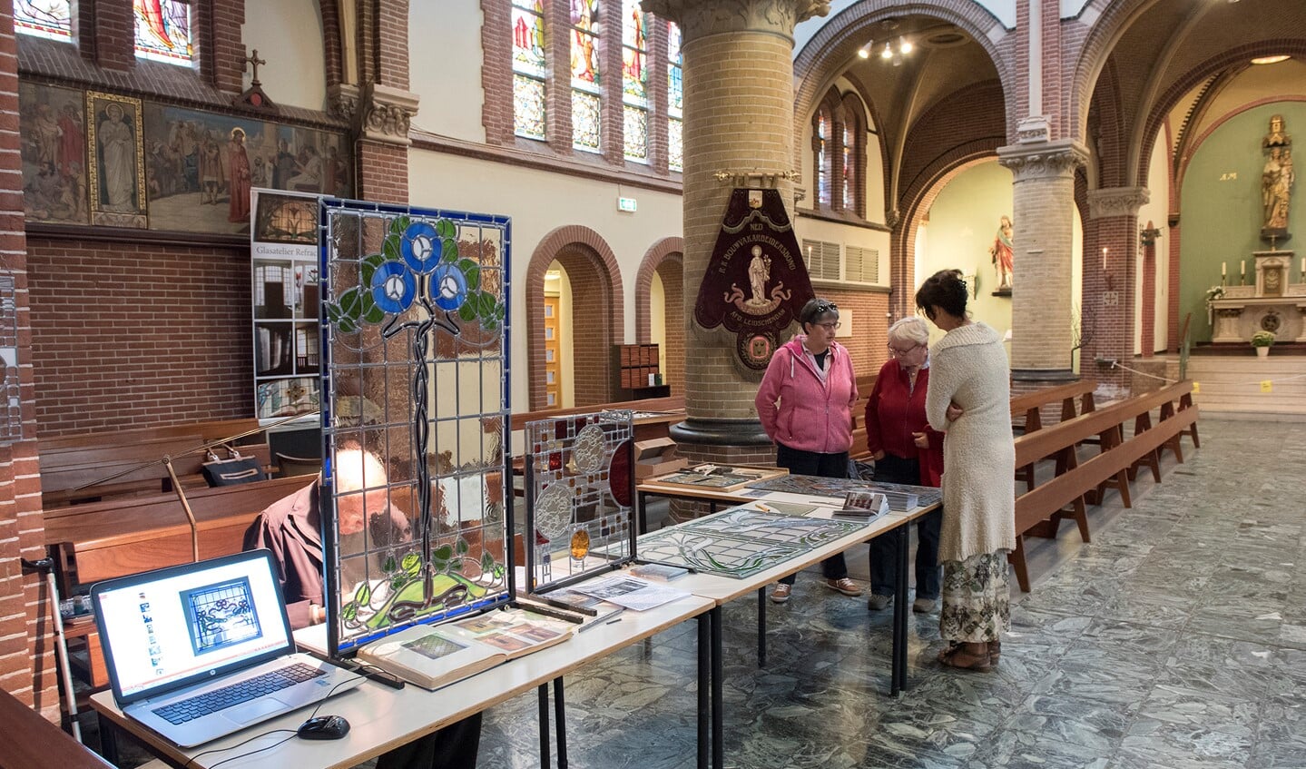 Presentatie glas-in-loodwerk in de kerk (foto: Michel Groen).