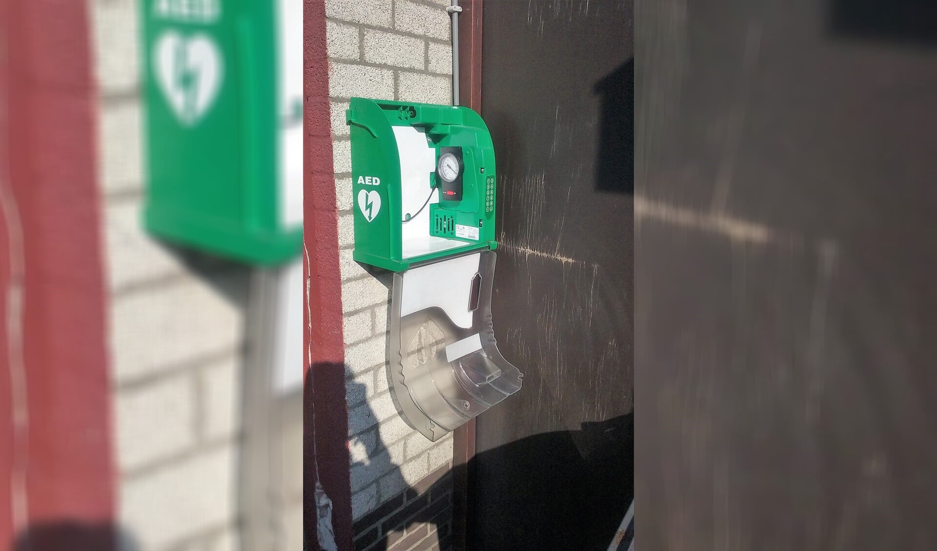 De opengebroken kast waaruit de AED is ontvreemd (foto: pr).