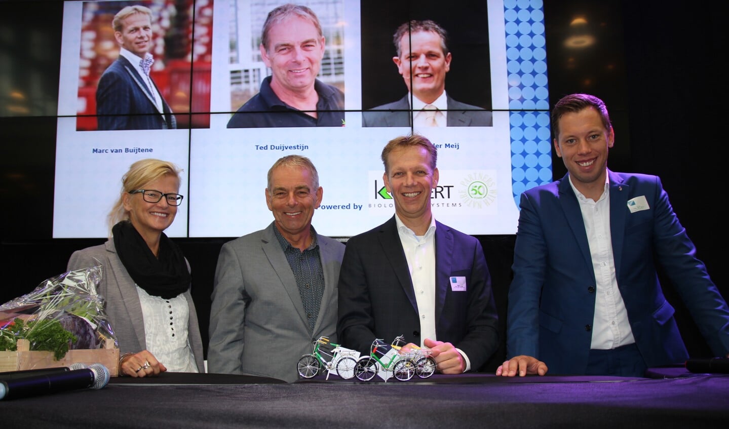 Marja en Gijs van der Helm met in hun midden Ted Duijvestijn en Marc van Buijtene. De derde genomineerde, Cees van der Meij, had onontkoombare bezigheden elders.