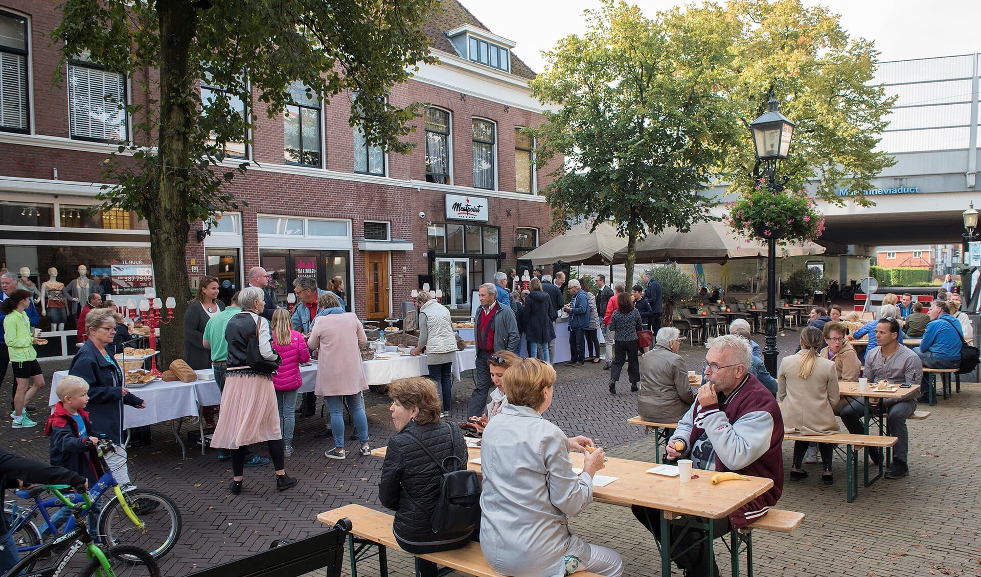 Stadsontbijt in de Herenstraat in Voorburg. Dit jaar is er in alle drie de woonkernen een ontbijt (archieffoto).