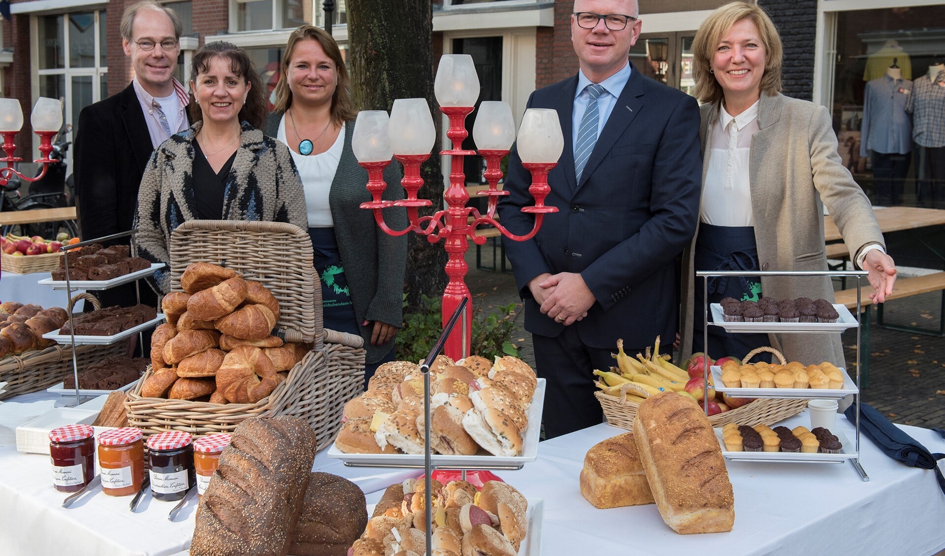 Burgemeester en wethouders serveerden in Voorburg het ontbijt aan de inwoners (foto: Michel Groen).