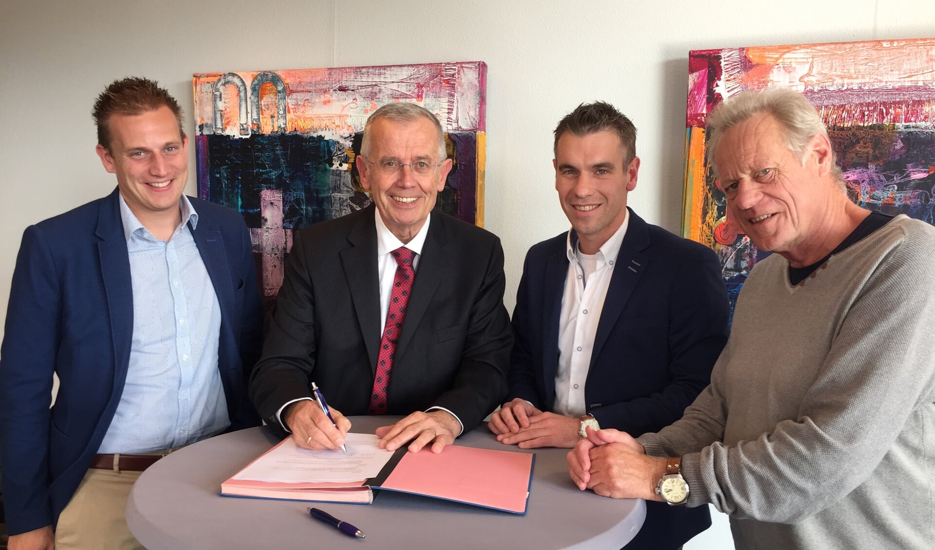 Wethouder Bob van der Deijl en Michiel van Atten ondertekenen de uitvoeringsovereenkomst onder toeziend oog van Brain van Amerongen (uiterst links) en Teun de Vries (uiterst rechts).