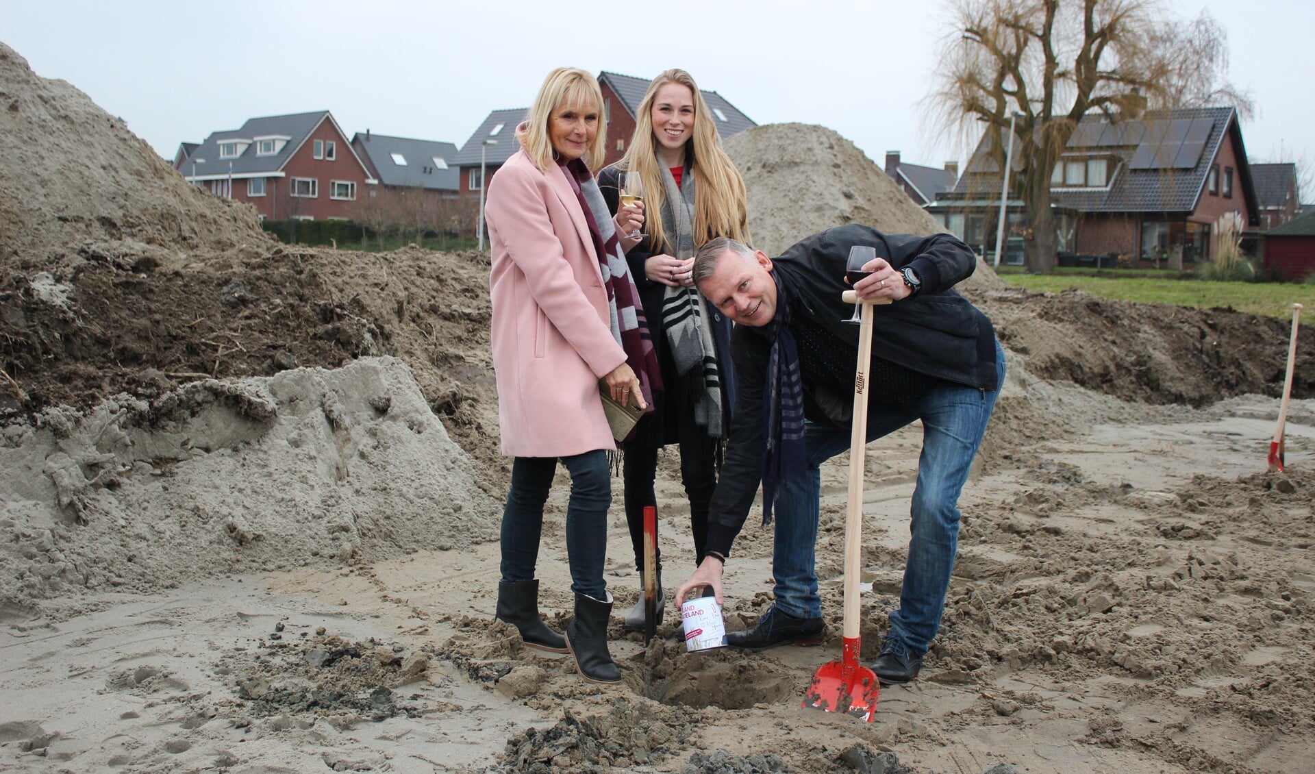Jannie, Elischa en Ruud Juffermans kijken uit naar de nieuwe woning. Ze plaatsten een tijdcapsule onder het huis om de bouw te bezegelen. Foto: Martijn Mastenbroek (c)