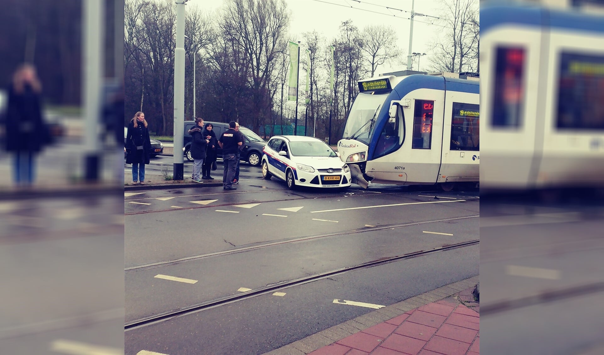 De tram en de personenauto liepen schade op bij de aanrijding (foto: twitter dinelecoeur).