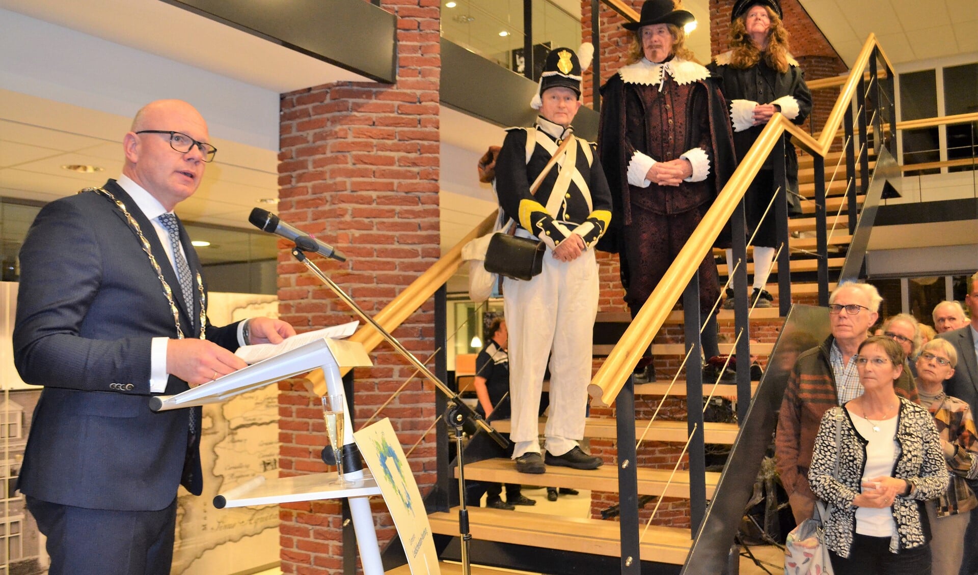 Burgemeester Klaas Tigelaar hield een 'historische' toespraak, daarbij ter zijde gestaan door diverse figuren uit het roemrijke verleden van de gemeente (foto/tekst: Inge Koot).