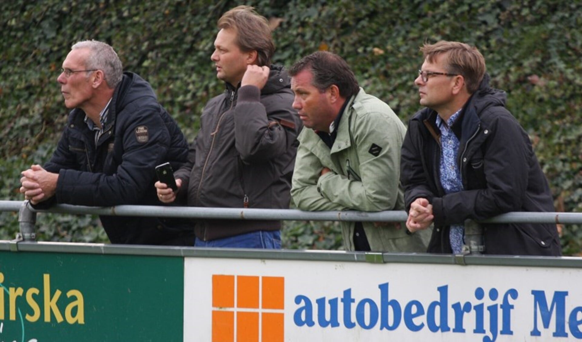 Hoofdtrainer Bas Steffens  (2e van links) bekijkt een wedstrijd (archieffoto: Alexander Wagener).