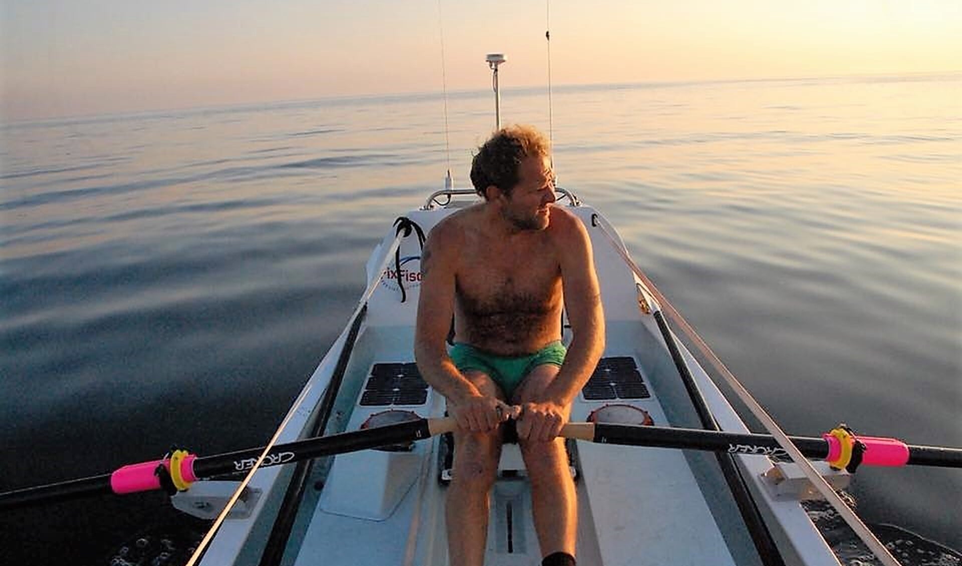 Mark Slats roeiend op de oceaan bij windstilte (foto: pr).